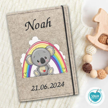 U-Heft Hülle Designbeispiel beige meliert Koala Junge unter Regenbogen
